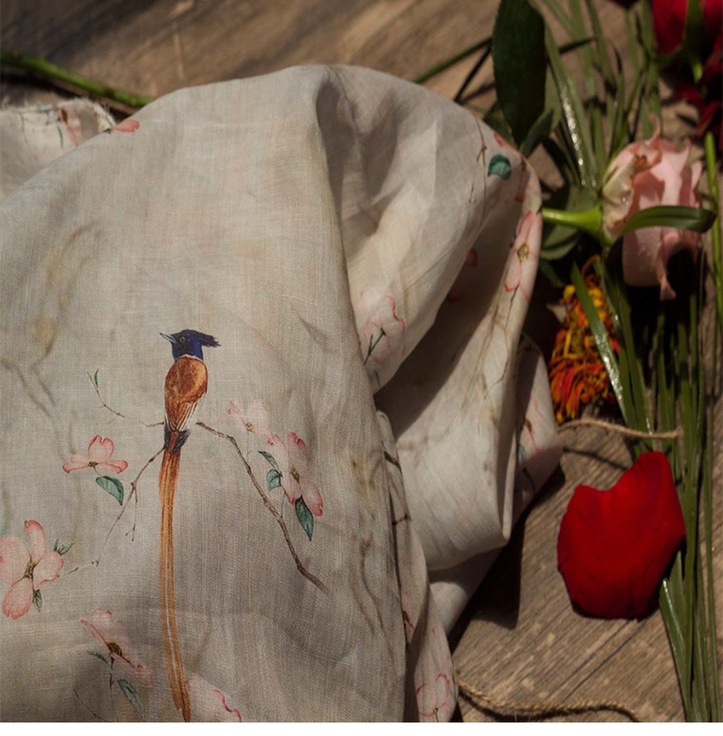 Tissu ramie au mètre : imprimé floral et oiseaux, textile doux et respirant