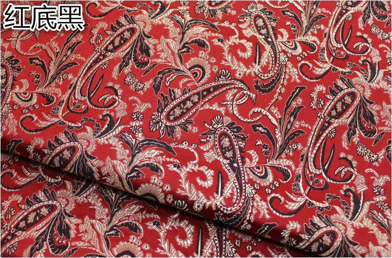 Tissu brocart à motif de plumes de paon : mélange de soie chinoise et de rayonne à fleurs magenta