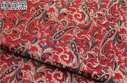 Tissu brocart à motif de plumes de paon : mélange de soie chinoise et de rayonne à fleurs magenta