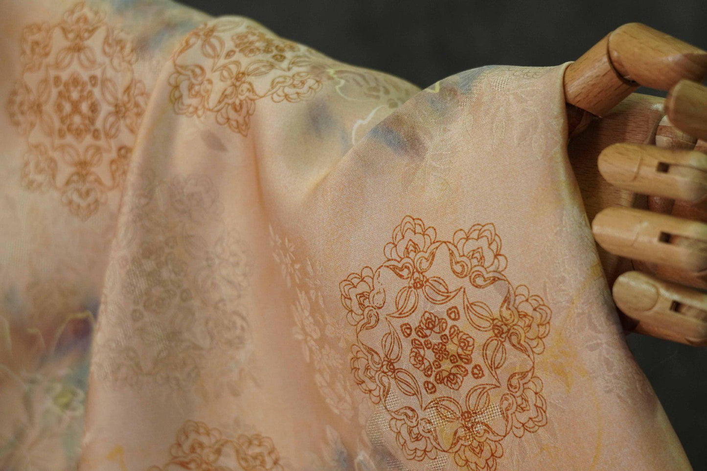 Tissu satiné style palais : imprimé floral, 140 cm de large