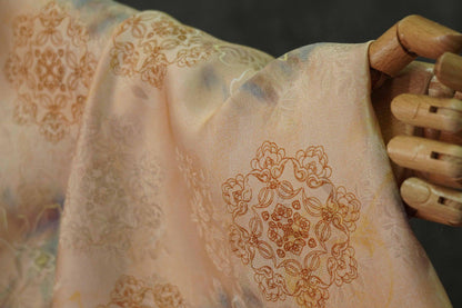 Tissu satiné style palais : imprimé floral, 140 cm de large