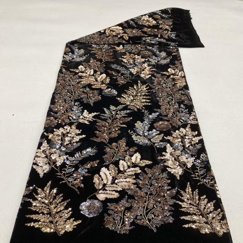Tissu brodé de sequins en velours noir ��� Texti de perles multicolores" Large
