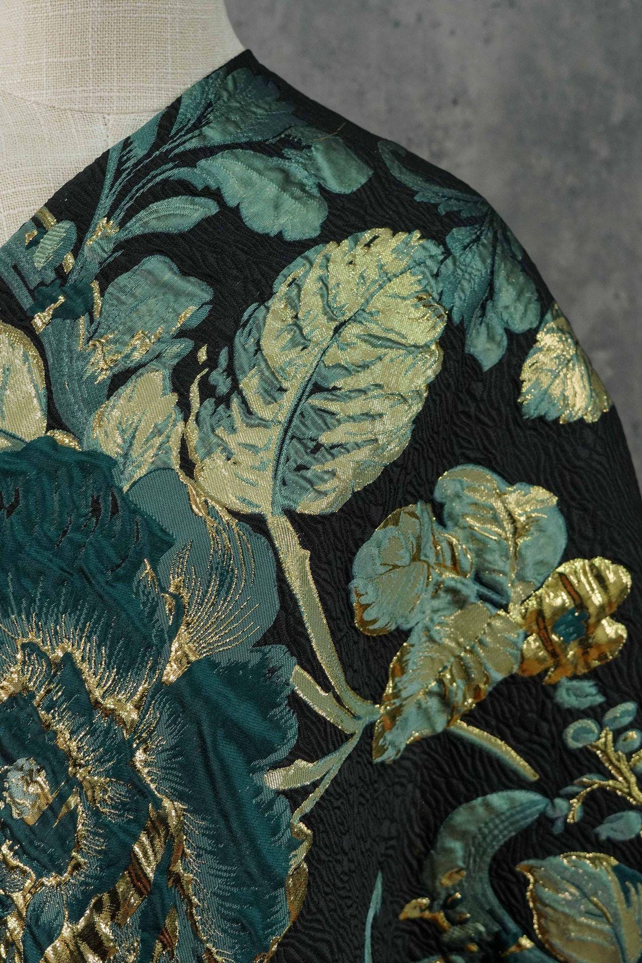 Tissu jacquard floral vintage ��� Métallisé en relief 3D 3"W