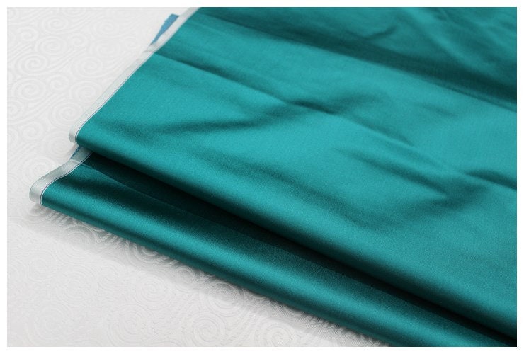 Brocart de soie uni : vert et gris argenté, largeur 74 cm, vendu au mètre
