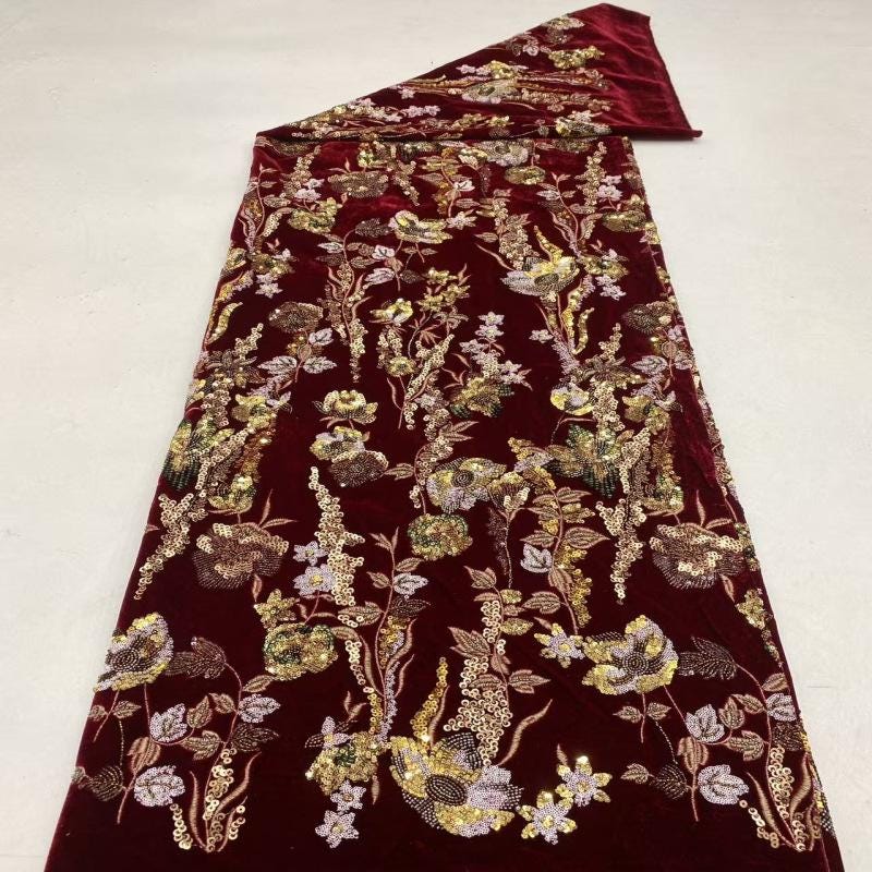 Tissu velours brodé à motifs floraux ���� Paillettes et perles" large