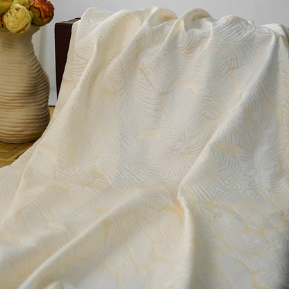 Tissu jacquard crème à motif de feuilles en relief : 152 cm de large, polyester, matériau de couture