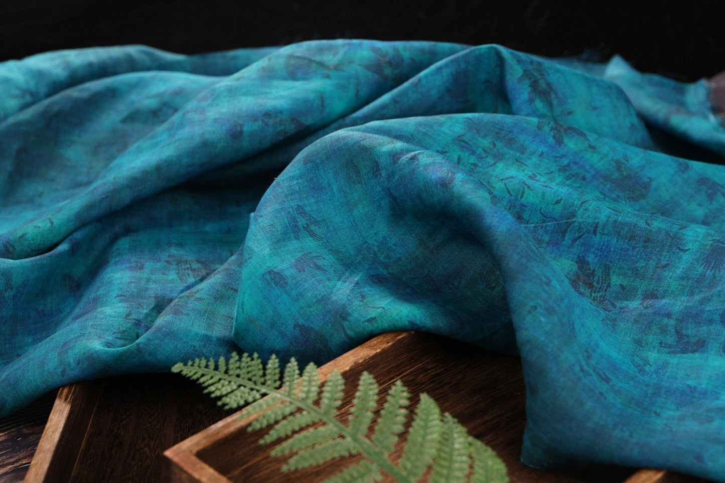 Tissu ramie imprimé de totems anciens bleu sarcelle - 140 cm de large