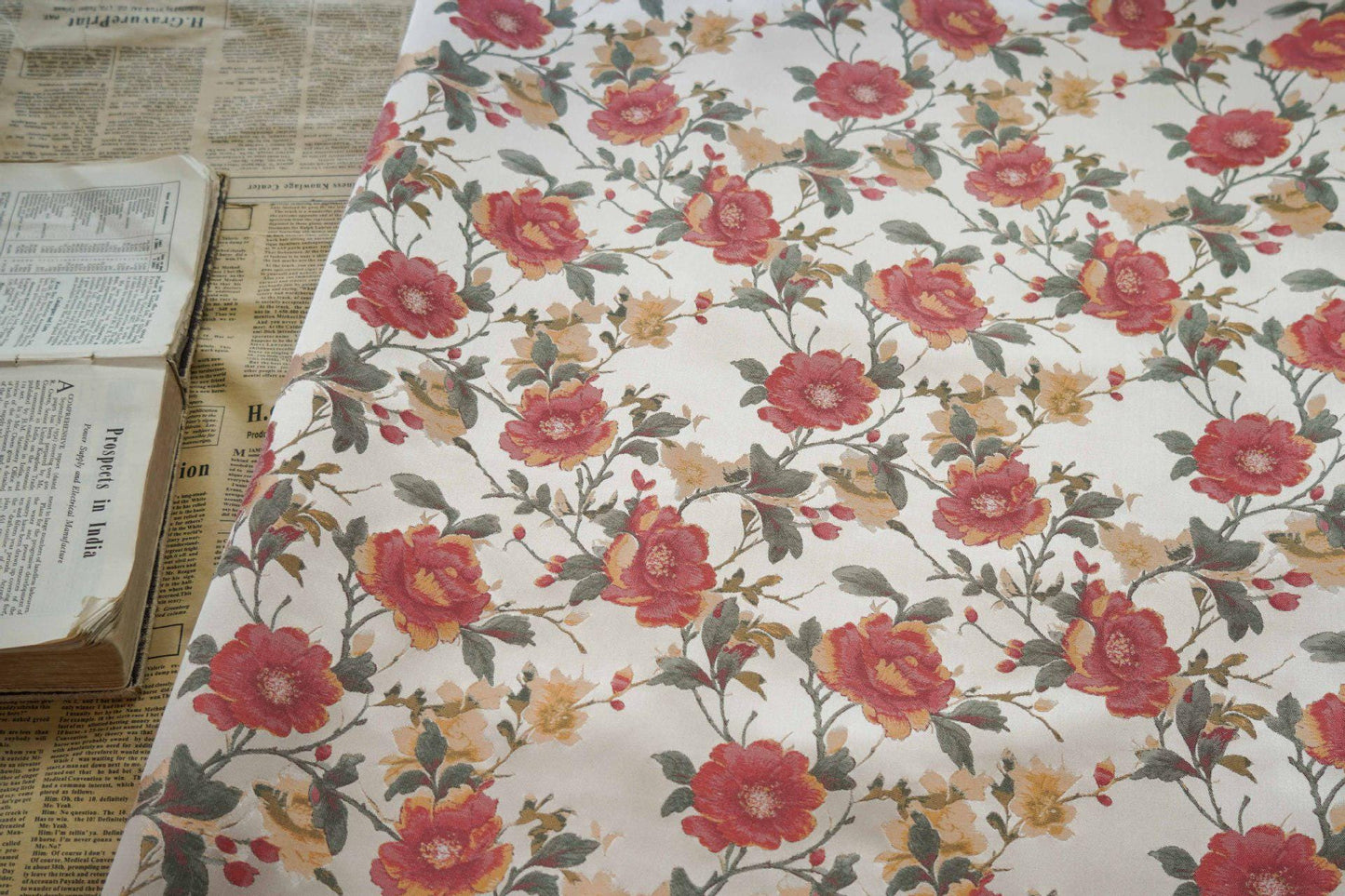 Tissu jacquard à motif floral : lurex tissé aux couleurs vives, 145 cm de large sur 1 mètre de long