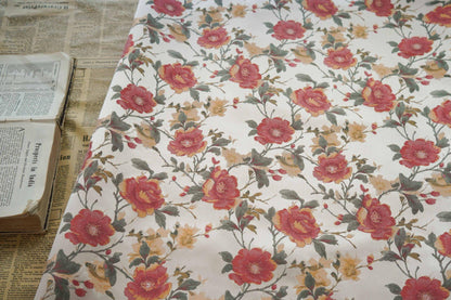 Tissu jacquard à motif floral : lurex tissé aux couleurs vives, 145 cm de large sur 1 mètre de long