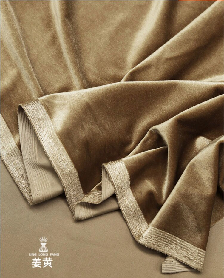 Tissu velours doré extensible : mélange de polyester et d’élasthanne de 155 cm de large