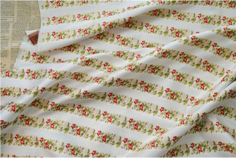 Tissu jacquard floral à fil doré : rayures pour ameublement, costumes et décoration