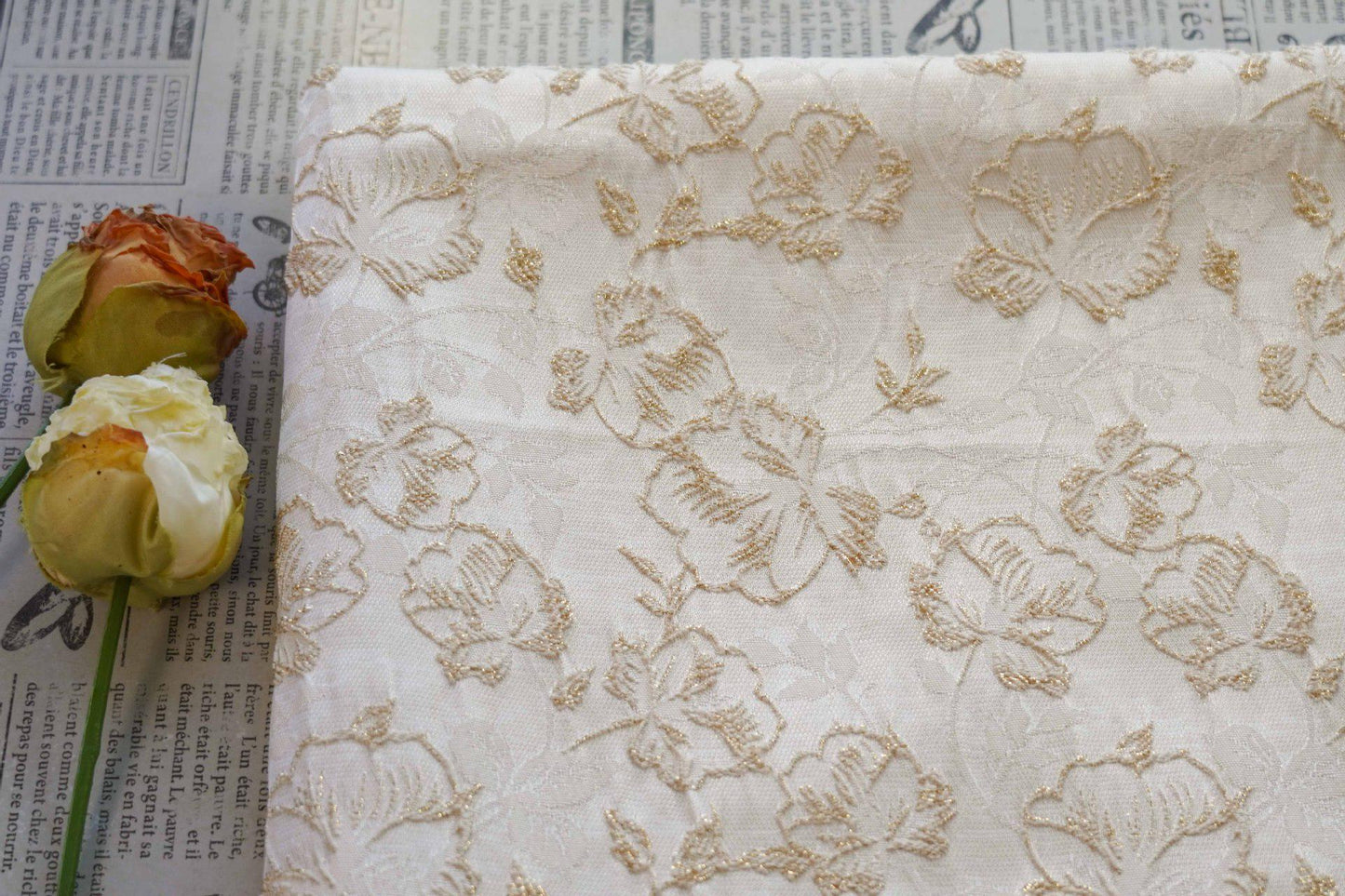 Tissu jacquard à motif floral en relief et fil doré - Brocart texturé de luxe pour ameublement, robes, patchwork, décoration intérieure - Large
