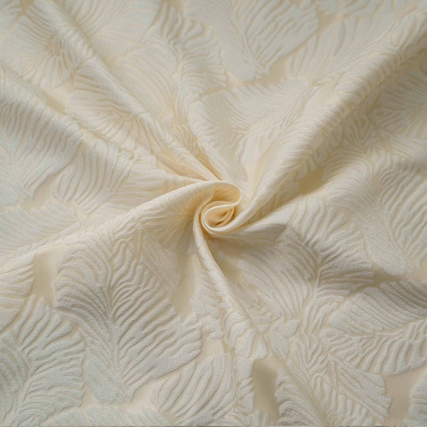 Tissu jacquard crème à motif de feuilles en relief : 152 cm de large, polyester, matériau de couture