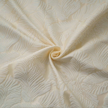 Tissu jacquard crème à motif de feuilles en relief : 152 cm de large, polyester, matériau de couture
