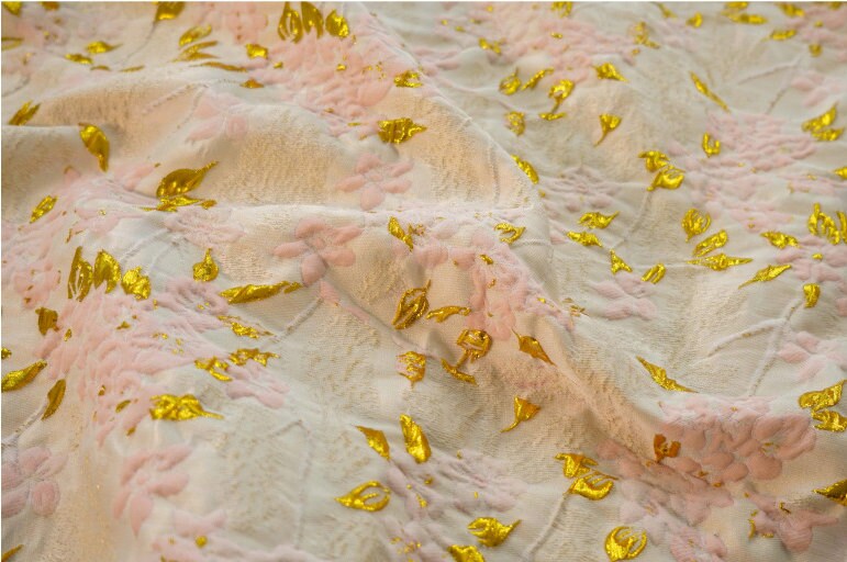 Tissu jacquard floral à fils dorés : 130 cm de large, pour l’ameublement et la confection de costumes