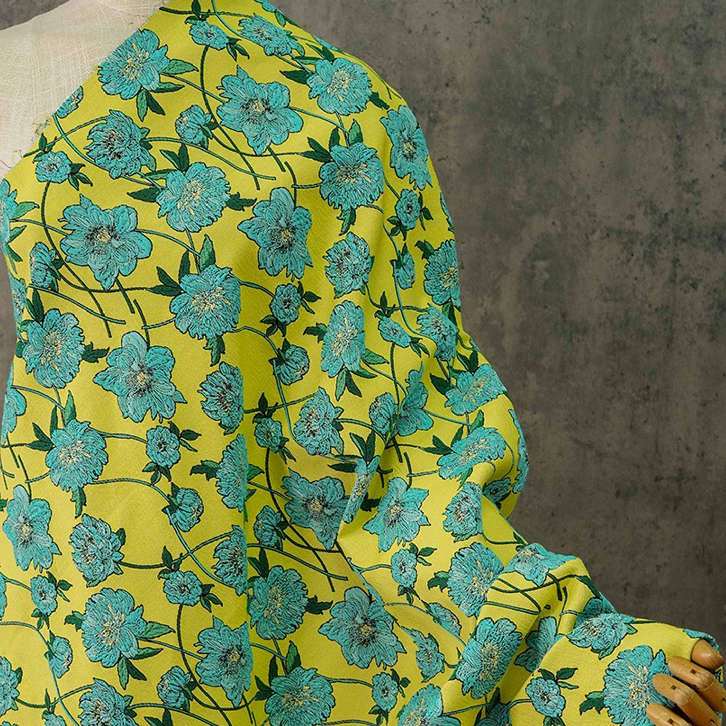 Tissu jacquard réversible : motif floral 3D bleu et jaune, largeur 135 cm