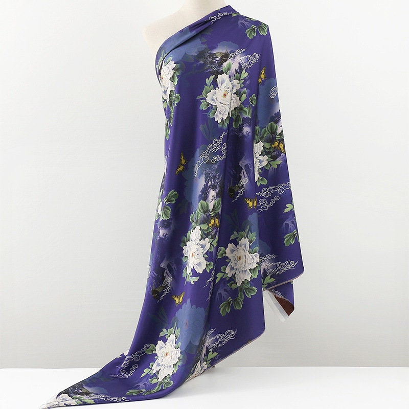 Tissu à imprimé floral papillon : Mélange de polyester et d'élasthanne bleu à motifs botaniques
