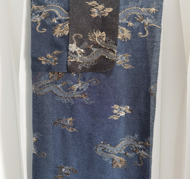 Tissu denim brodé de dragons : coton tissé jacquard, 124 cm