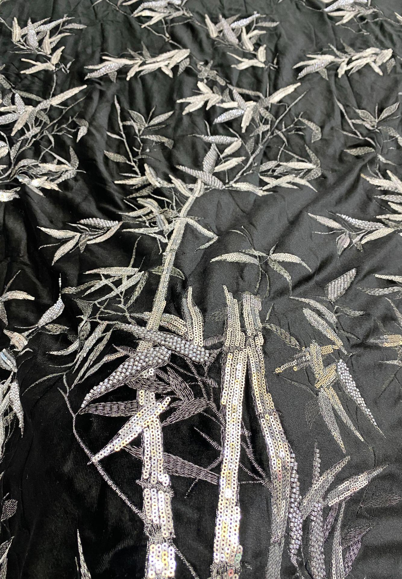 Tissu velours perlé : motif de pilier brodé de 43 pouces de large