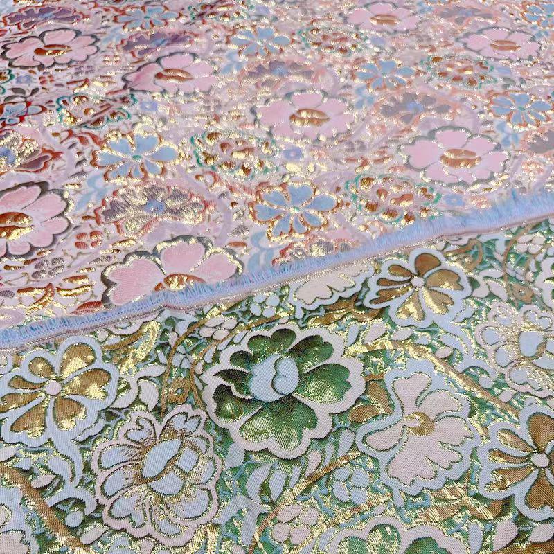 Tissu jacquard floral à fil doré : texture 3D, largeur 140 cm (55 po), vendu au mètre