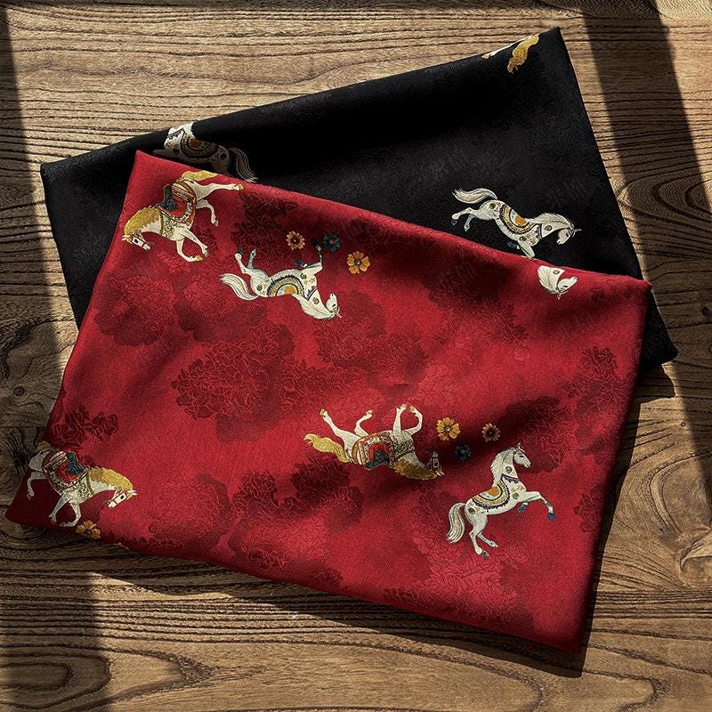 Tissu à motif de cheval au galop rouge et noir | Imprimé animal équestre, 150 cm de large