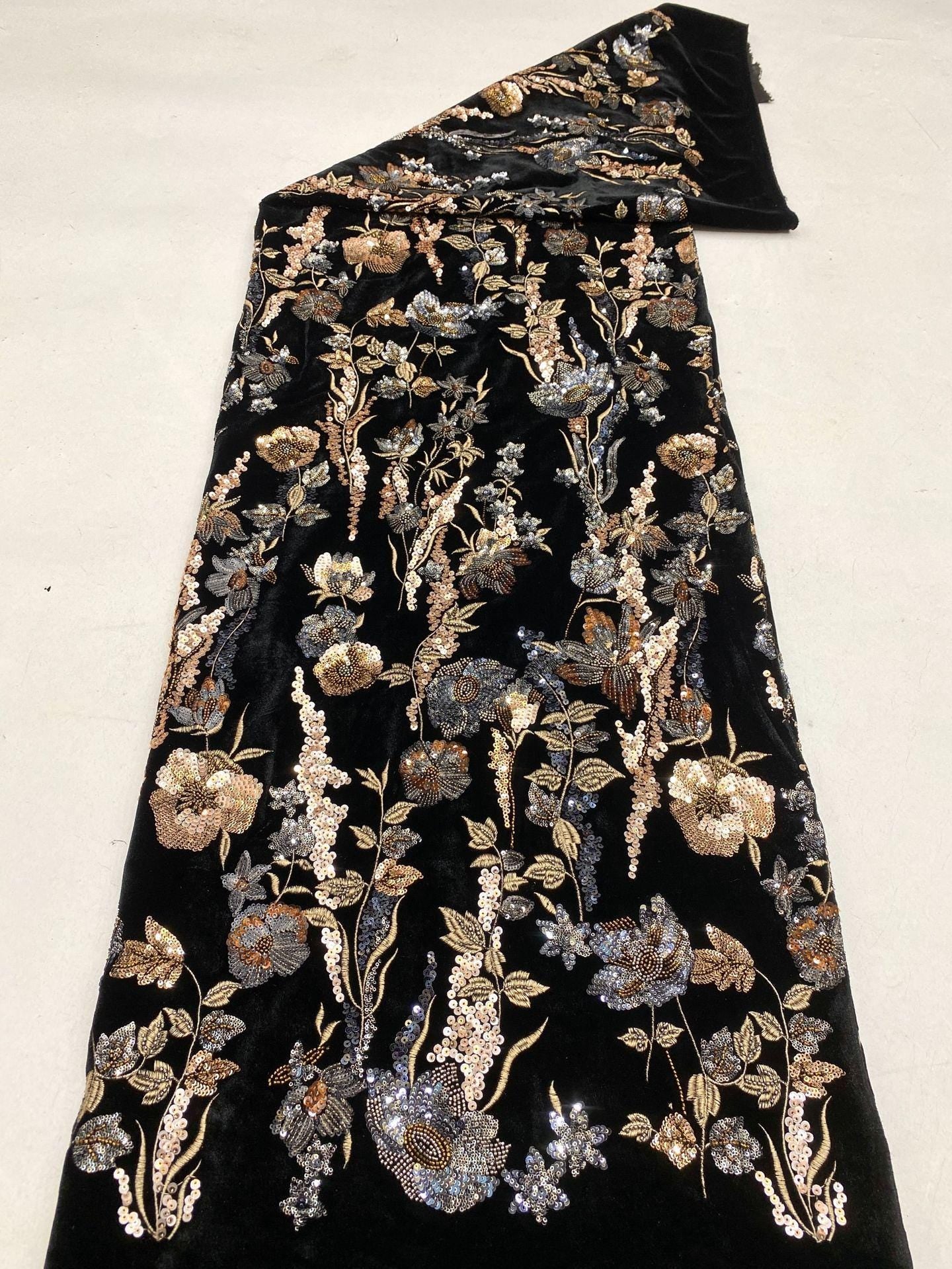 Tissu velours brodé à motifs floraux ���� Paillettes et perles" large