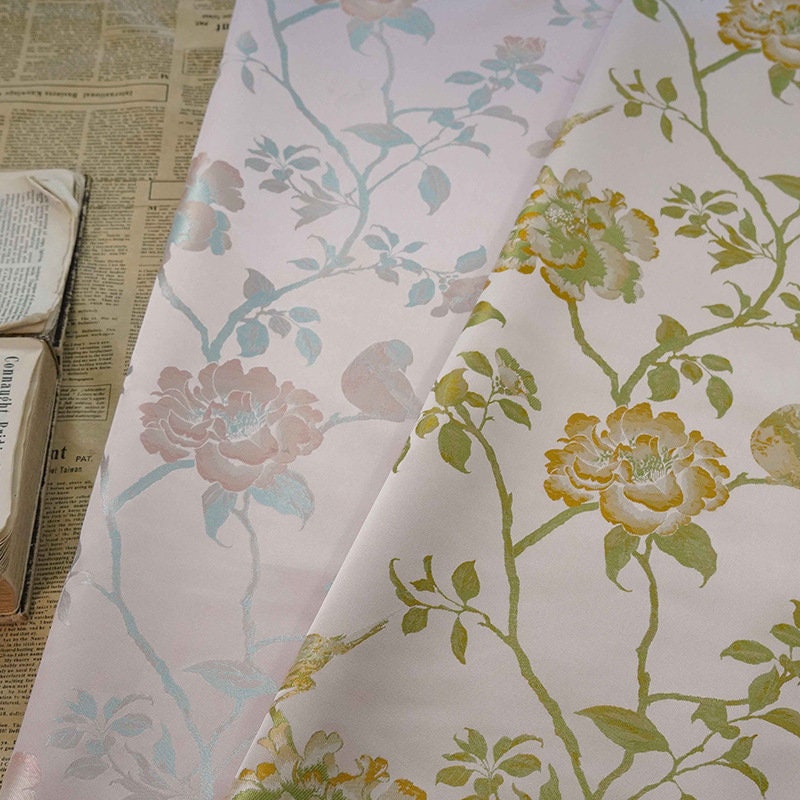 Tissu jacquard à motif floral : polyester à fil doré, largeur 160 cm (63 po) - Vendu au mètre