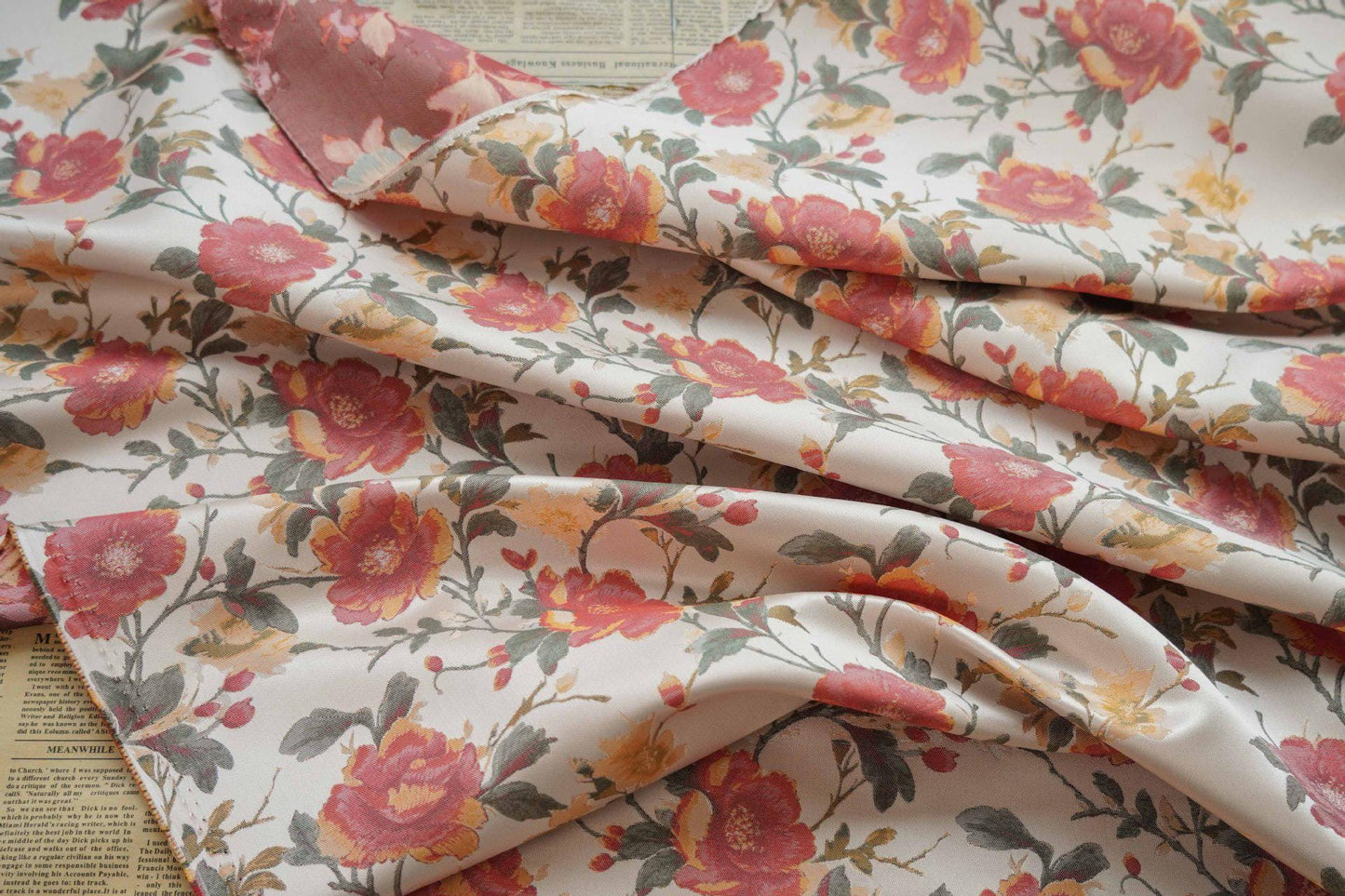 Tissu jacquard à motif floral : lurex tissé aux couleurs vives, 145 cm de large sur 1 mètre de long