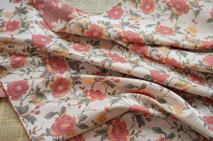 Tissu jacquard à motif floral : lurex tissé aux couleurs vives, 145 cm de large sur 1 mètre de long