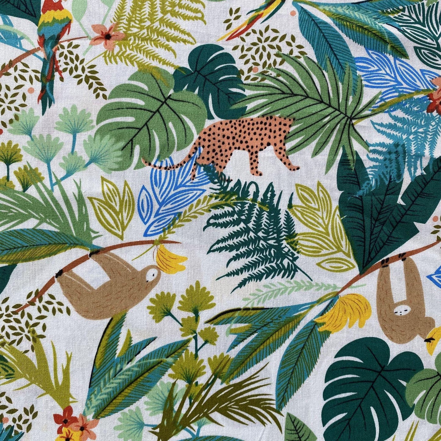 Tissu en coton tropical : imprimé paresseux, léopard, perroquet (58" de large)