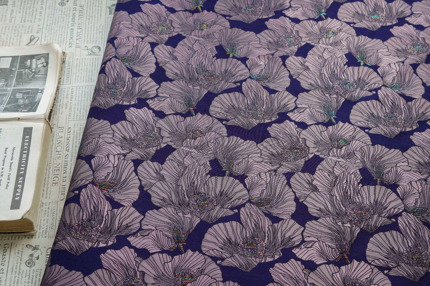 Tissu brocart doré à motif floral vintage : textile de style baroque