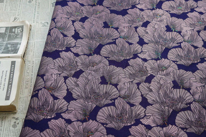 Tissu brocart doré à motif floral vintage : textile de style baroque