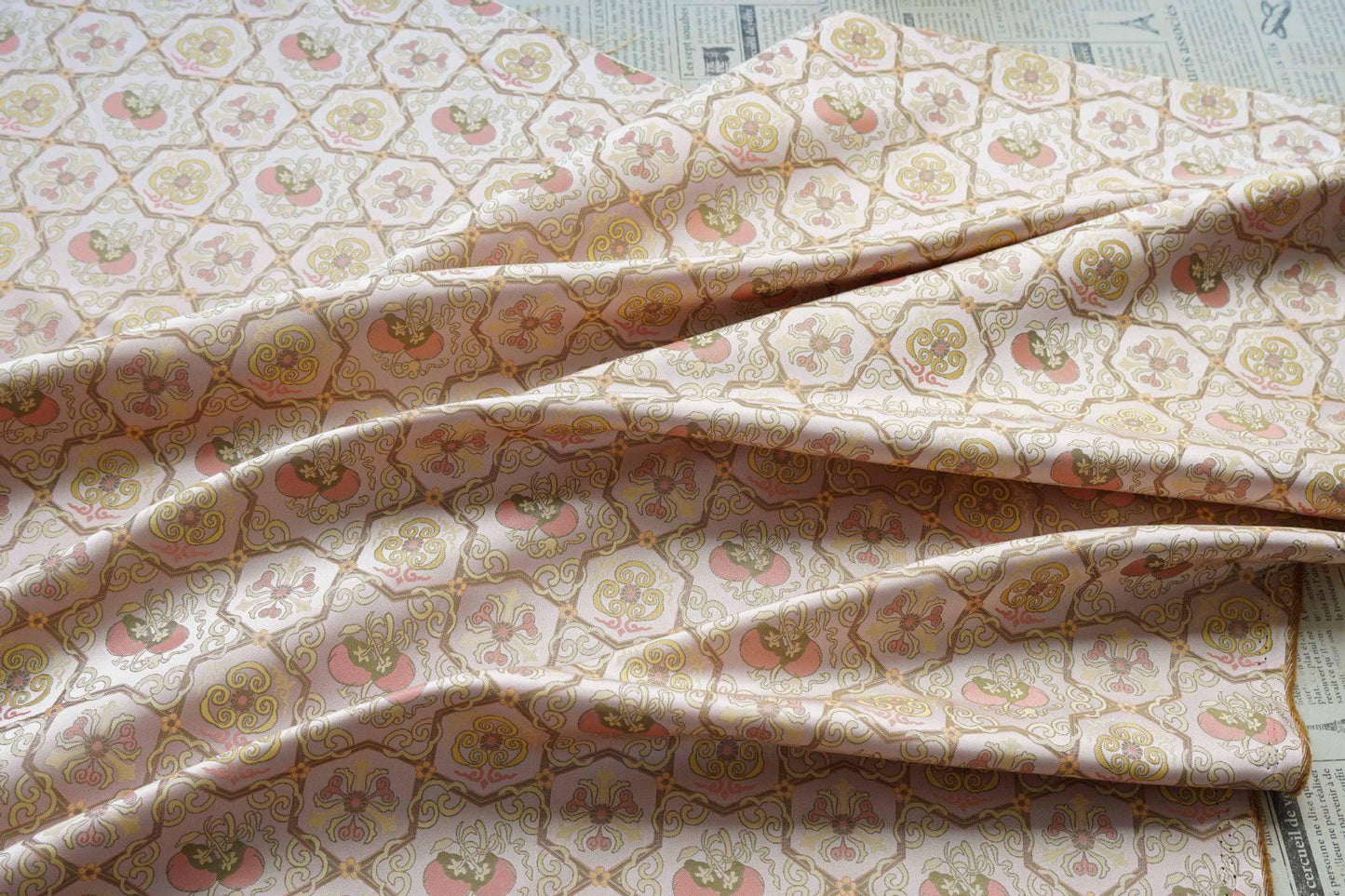 Tissu cheongsam en brocart rose clair : Huit trésors Ruyi, 150 cm de large
