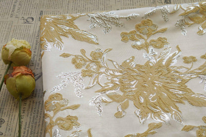 Tissu jacquard à motif floral : texture 3D à fil argenté, largeur 135 cm