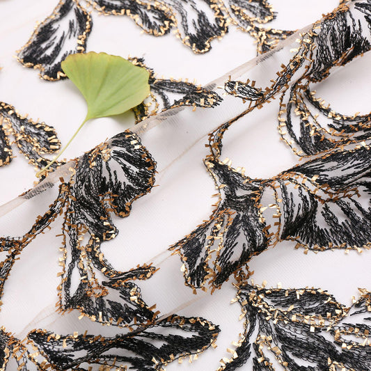 Tissu brodé de sequins à motif de feuilles métallisées : Noir et or floral, 127 cm de large