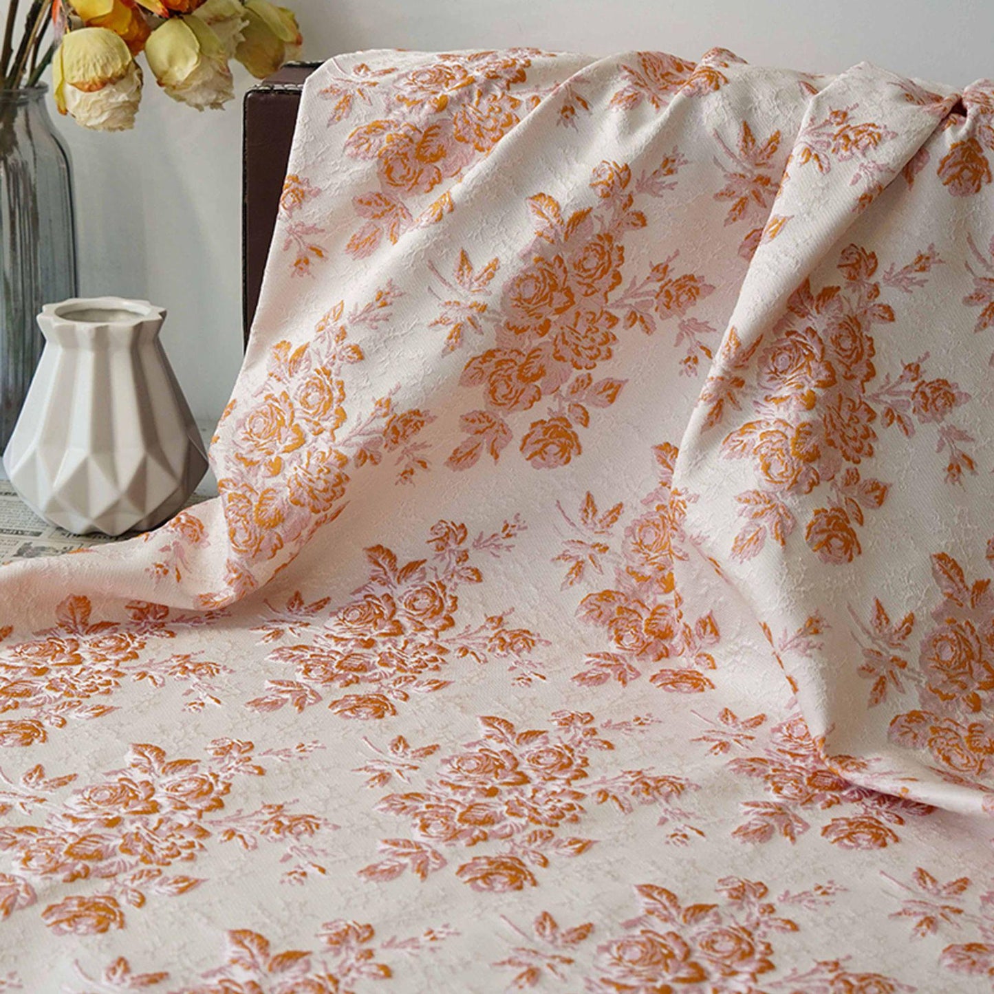 Tissu jacquard floral en relief : texture rigide 3D, ameublement et costumes - 157 cm de large