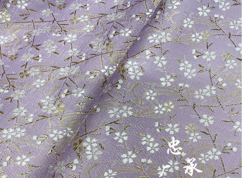 Tissu brocart Nishijin Ori : Robe kimono japonaise lilas, fil d'or (55 pouces de large)