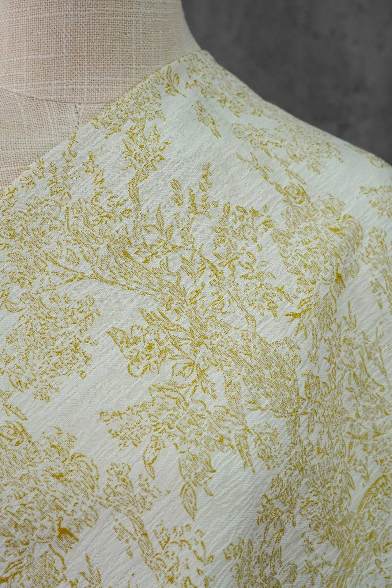 Tissu jacquard floral jungle française : tissage fin pour l’ameublement et la mode