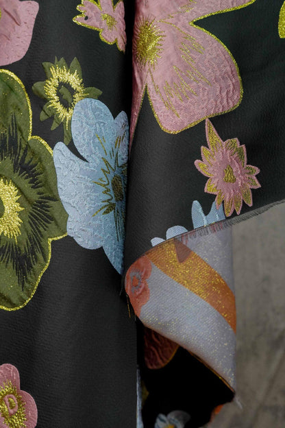 Tissu brocart floral à fils d'or : Robe élégante, ameublement et décoration d'intérieur