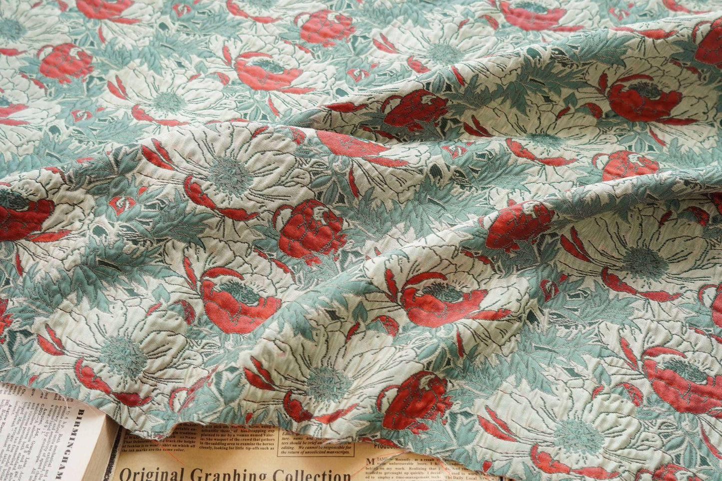 Tissu jacquard à motif floral : fil rouge et rose doré, 137 cm de large