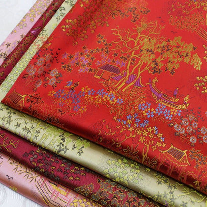 Brocart chinois rouge et or : motif de peintures anciennes, 140 cm de large