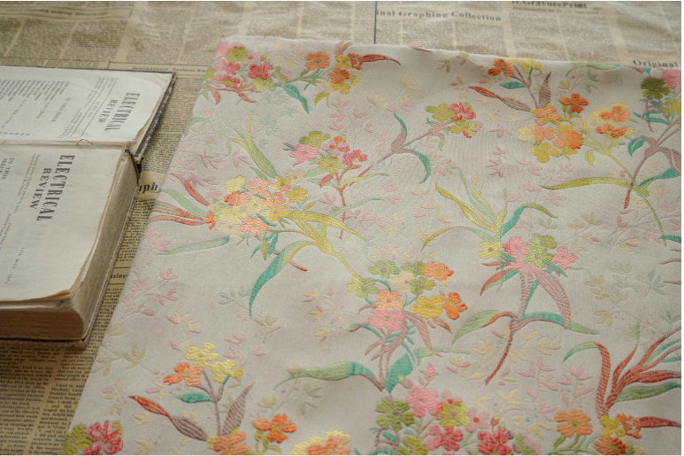Tissu brocart de soie à motif floral : mélange polyester-rayonne de 160 cm de large