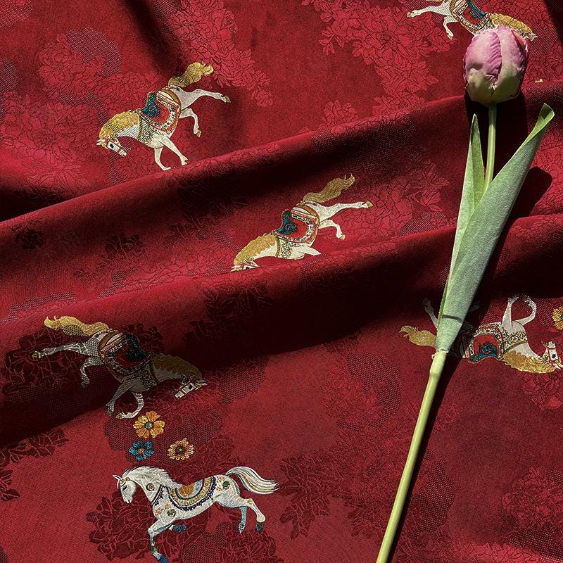 Tissu à motif de cheval au galop rouge et noir | Imprimé animal équestre, 150 cm de large