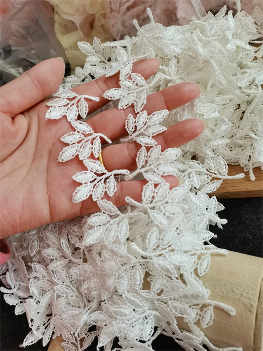 Bordure en dentelle brodée de feuilles beiges : tissage de coton style shabby chic