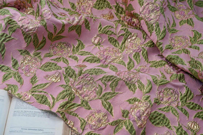 Tissu jacquard à fleurs en relief : fil doré 3D pour ameublement, costumes et décoration - 140 cm de large