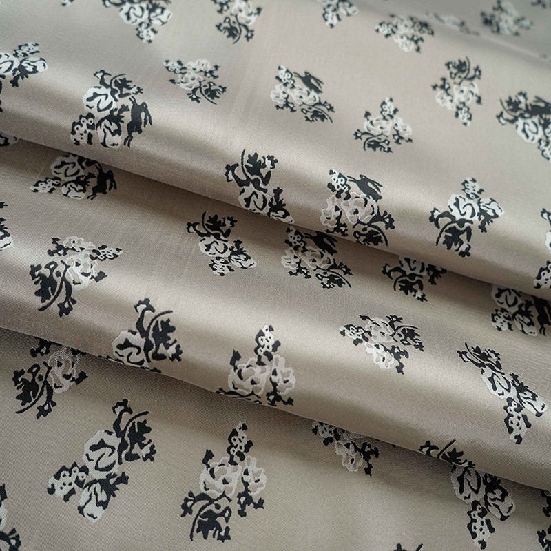 Tissu jacquard marron clair : mélange de rayonne de 170 cm de large, pour la couture et l’ameublement