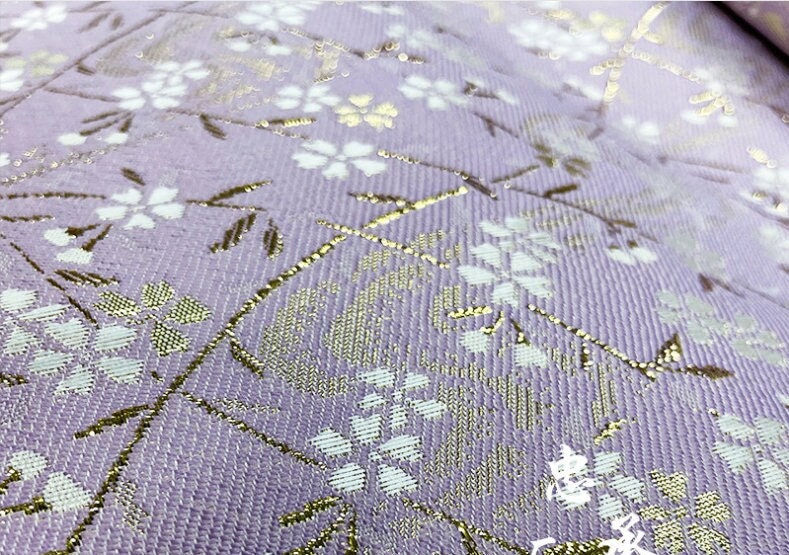 Tissu brocart Nishijin Ori : Robe kimono japonaise lilas, fil d'or (55 pouces de large)