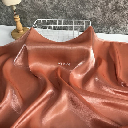 Tissu satin de soie cristal brillant comme l'eau : lustre métallique, 145 cm de large