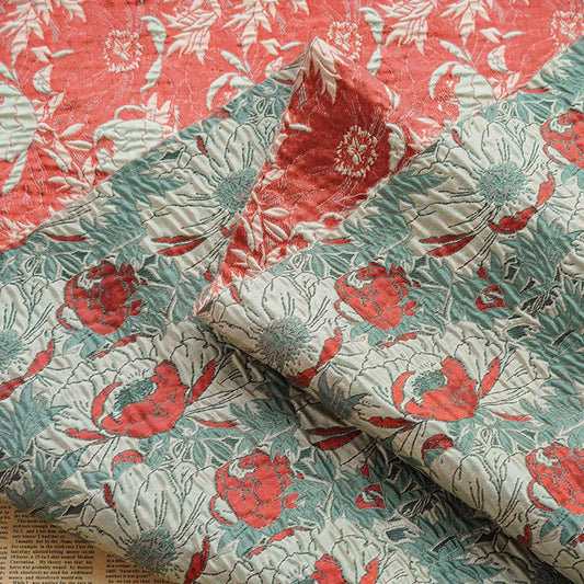 Tissu jacquard à motif floral : fil rouge et rose doré, 137 cm de large