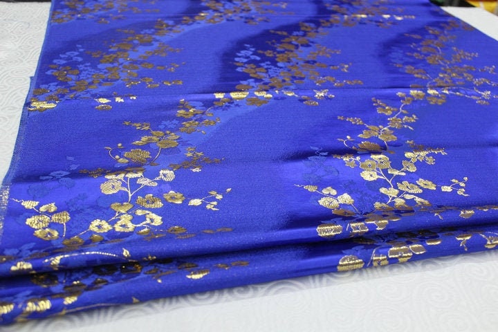 Tissu brocart à fleurs de cerisier : mélange de soie et de rayonne à motifs floraux japonais